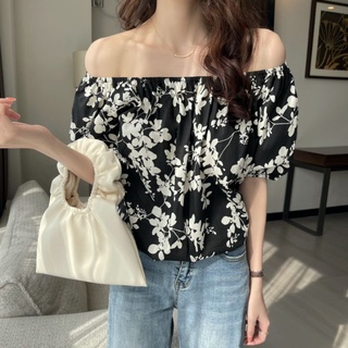 Áo trễ vai họa tiết hoa nhí