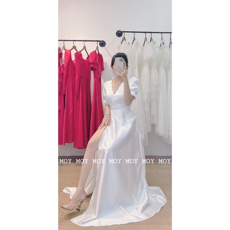 Váy xẻ cổ đắp đính ngọc - Váy cô dâu đơn giản