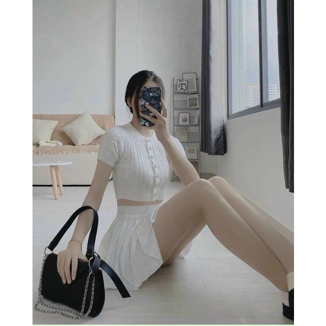 SET CROP GÂN TRẮNG + CHÂN VÁY XẾP LY🤍