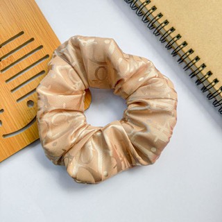 Cột tóc scrunchies hoạ tiết chữ D bóng