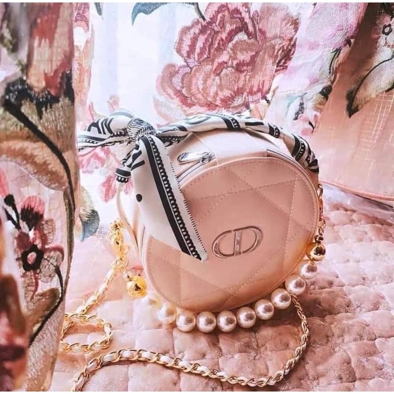 Túi gift beauty nhà DlOR dáng tròn  kèm phụ kiện xích