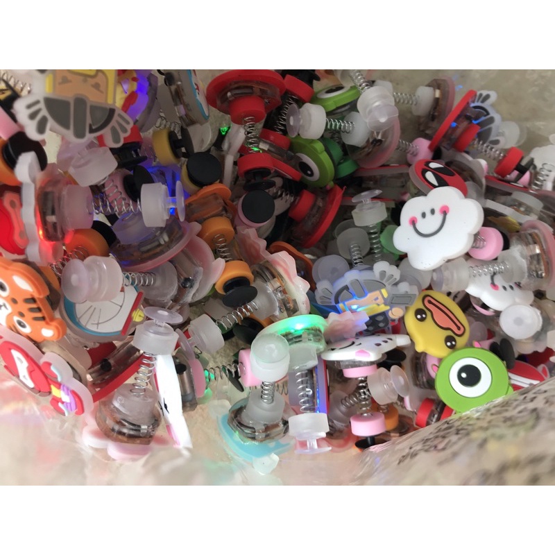 GẮN DÉP CROCSS LÒ XO CÓ ĐÈN