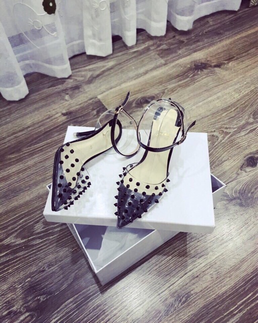 Giày luboutin trong