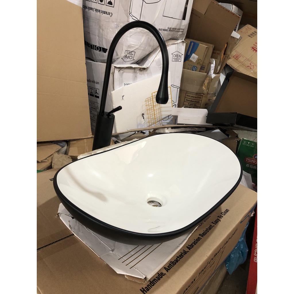 Chậu rửa mặt lavabo LA44 lavabo thuyền men nano chống ố viền ngoài phủ nano đen và vòi nóng lạnh sơn tĩnh điện đen