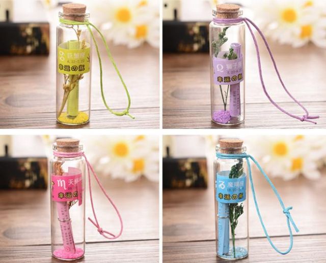 1 hủ điều ước thủy tinh. Màu ngẫu nhiên
