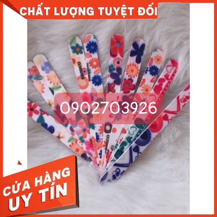 Dũa móng tay (giấy màu-)1 bó 10 cây Sau khi bấm móng tay xong, sử dụng dũa móng tay sẽ bảo vệ tay và không làm xước da