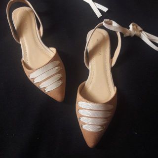 Sandal bệt mũi nhọn