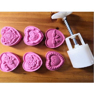 Khuôn bánh trung thu, bánh in hình tim 6 mẫu 50gr