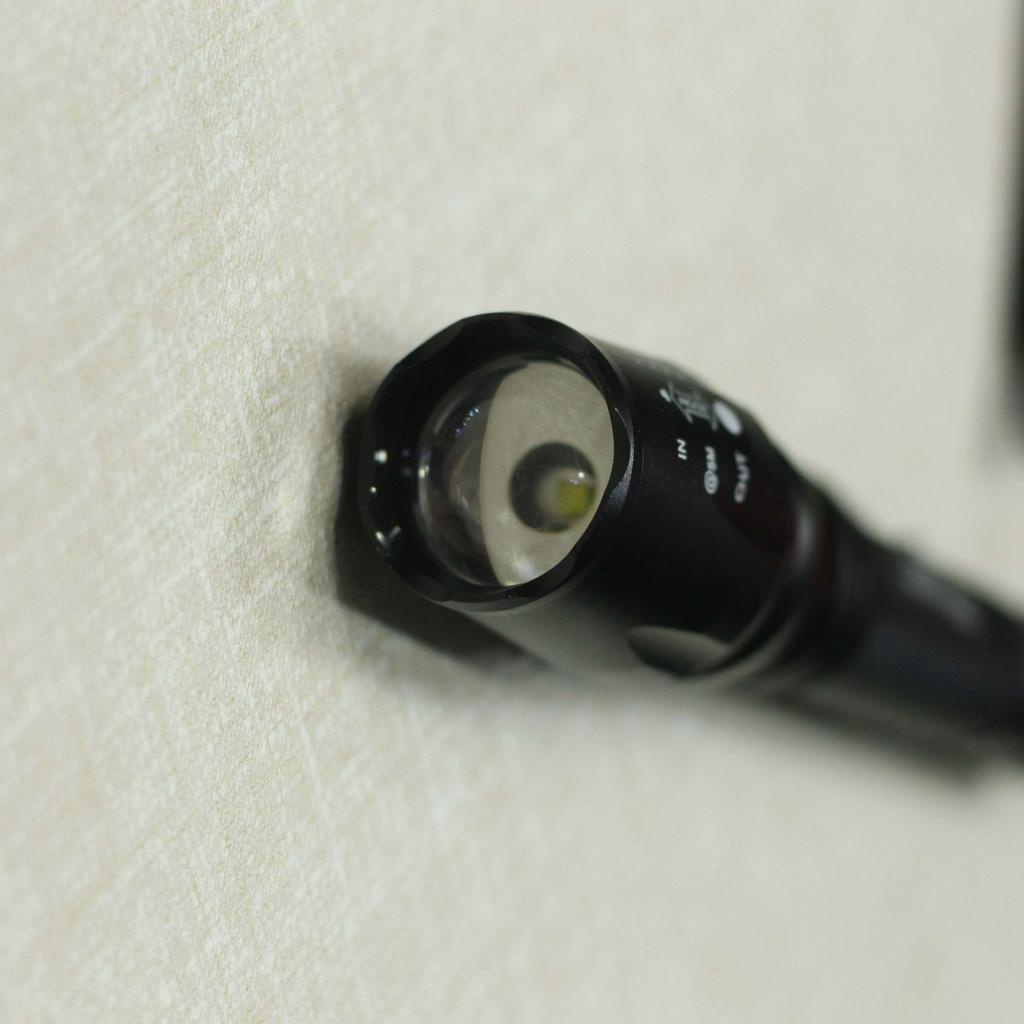 Đèn pin siêu sáng Police T6 Loại DÀI – 2 Pin Kép – Chiếu Xa 1000 Mét – Tặng kèm bộ sạc rời tiện dụng