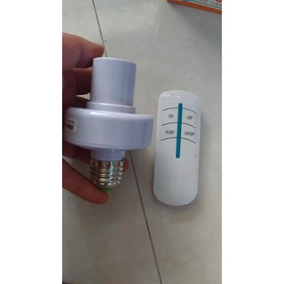 Đuôi đèn điều khiển bằng remote, gắn vào chuôi đèn xoắn là dc, tắt mở bóng đèn bằng remote