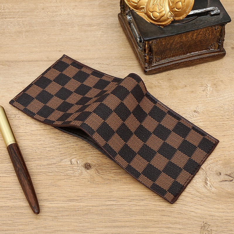 Ví nam LV, bóp da nam phong cách trẻ trung rất dễ sử dụng phối đồ.