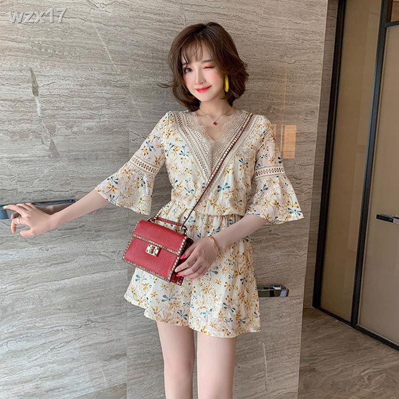 Ren rỗng tươi mát cổ chữ V thắt lưng cao tay loe hoa quần short jumpsuit nữ mùa hè 2020 phong cách mới