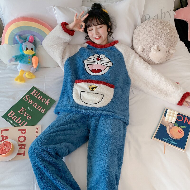 Bộ đồ ngủ lông cừu dáng dài in hình mèo máy Doraemon kiểu Nhật Bản dễ thương cho nữ