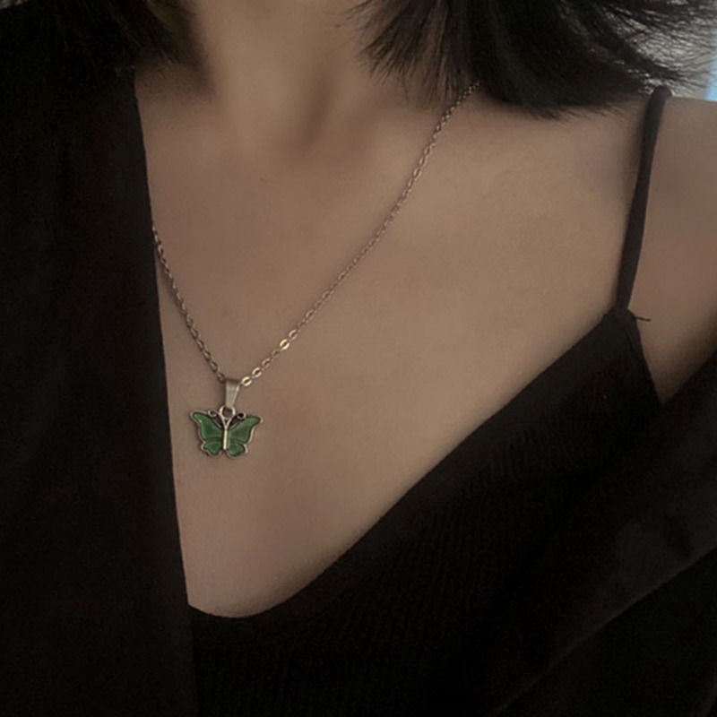 Vòng Cổ Mặt Bướm Đổi Màu Theo Nhiệt Độ