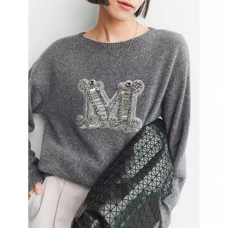 Áo len nữ dáng vừa cổ tròn hình chữ M đính đá thương hiệu thời trang cao cấp Max Mara mẫu 2021