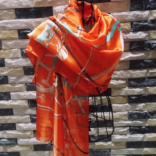 Khăn lụa hãng sang chảnh