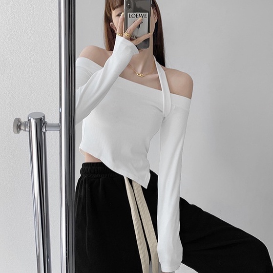 [Augustcloth]Áo croptop vải gân trễ vai tay dài trắng phong cách Hàn Quốc