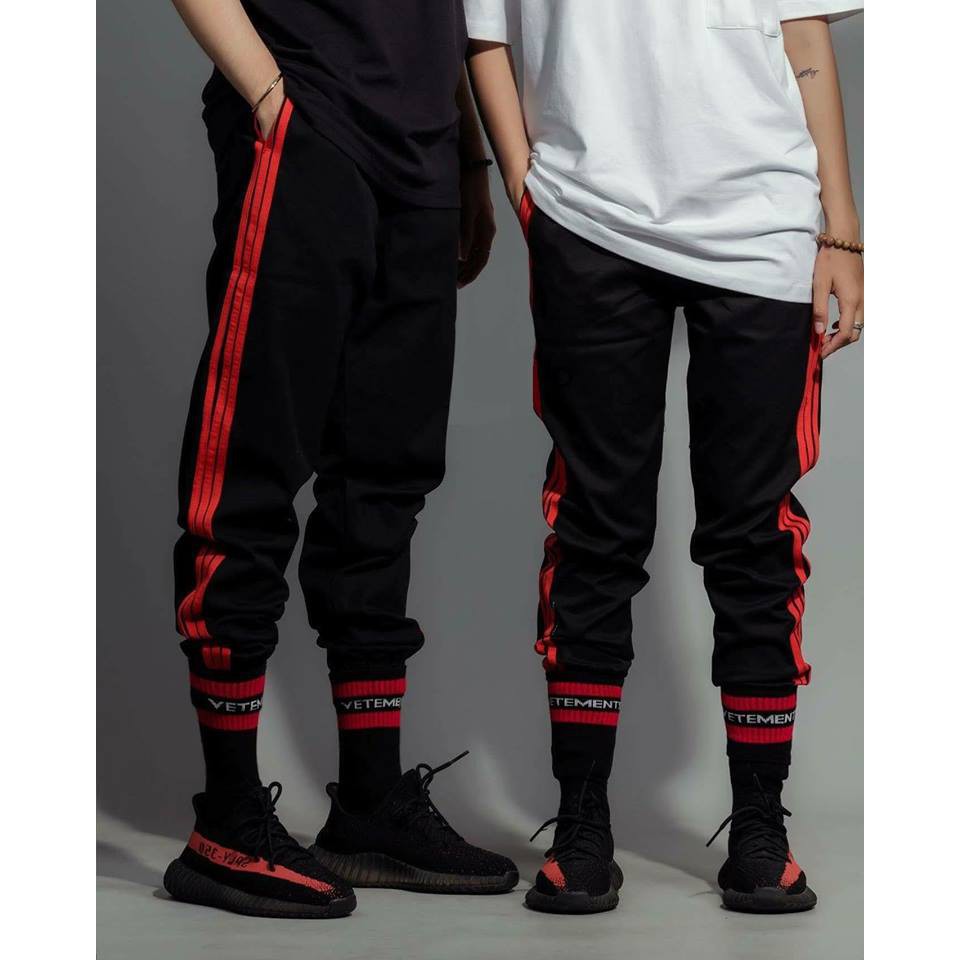 Quần jogger đen 3  sọc đỏ ống suông và bo