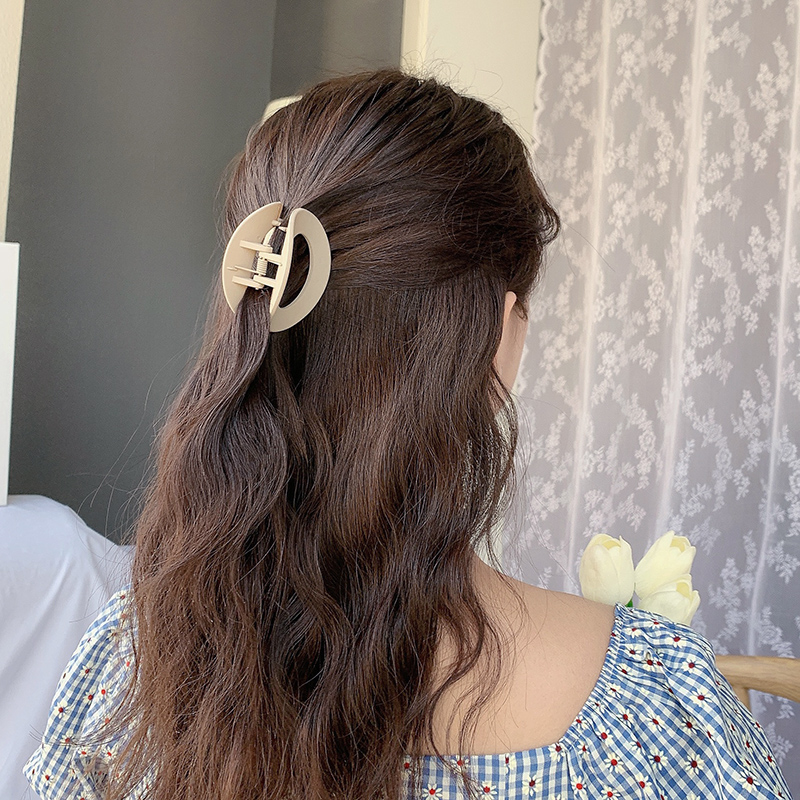 Women Version of solid Random color hollow oval Hair Clipsacrylic hairpin/Korean INS Style Big Hair Claw/Ladies Simple Casual Hair Claw