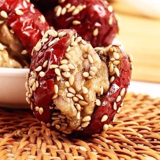 Táo đỏ kẹp óc chó vừng hộp 228gr