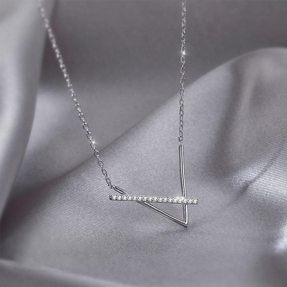 Vòng Cổ Choker Mặt Chữ V Lấp Lánh Thời Trang