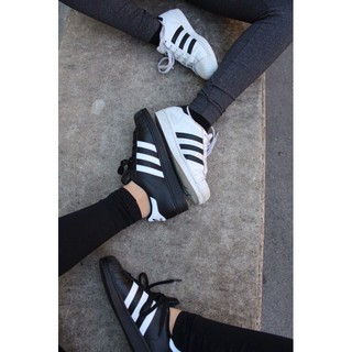 Giày hiệu Adidas Super Star tem vàng