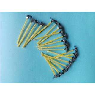 Tim bấc nến cotton, nhúng tẩm sẵn sáp ong. 50 chiếc kẹp sẵn đế. Dùng cho nến sạch, nến thơm, phù hợp với nhiều kích cỡ