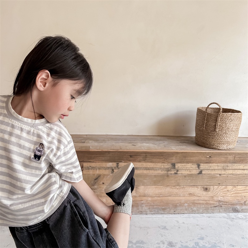 Áo Thun Tay Ngắn Cổ Tròn Kẻ Sọc Thêu Hình Gấu Dễ Thương Cho Bé 1-5 Tuổi