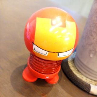 Robot lò xo nhúng iron man