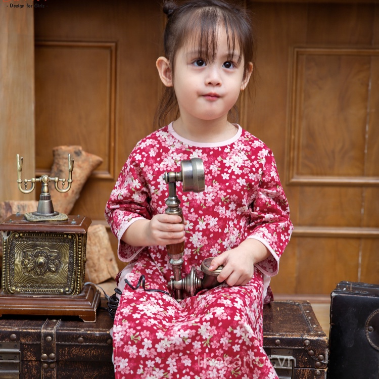 Set Áo Dài Carrot Cho Bé Gái, Hoạ Tiết Hoa Đào Hồng, Nền Đỏ Nổi Bật, Chất Thô Cotton Thoáng Mát, Thấm Hút Mồ Hôi Tốt