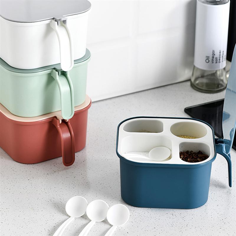 Hộp đựng gia vị nhà bếp 4 ngăn kèm thìa múc gia vị, chất liệu nhựa cao cấp.Thiết kế đơn giản, tiện dụng với nắp đậy chốn
