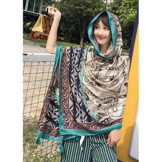 Khăn choàng họa tiết thổ cẩm