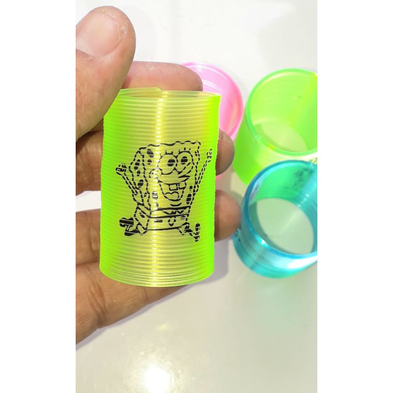 Một cái lò xo cầu vòng mini đường kích 3 cm và dài 42mm bằng nhựa in hình rất đẹp