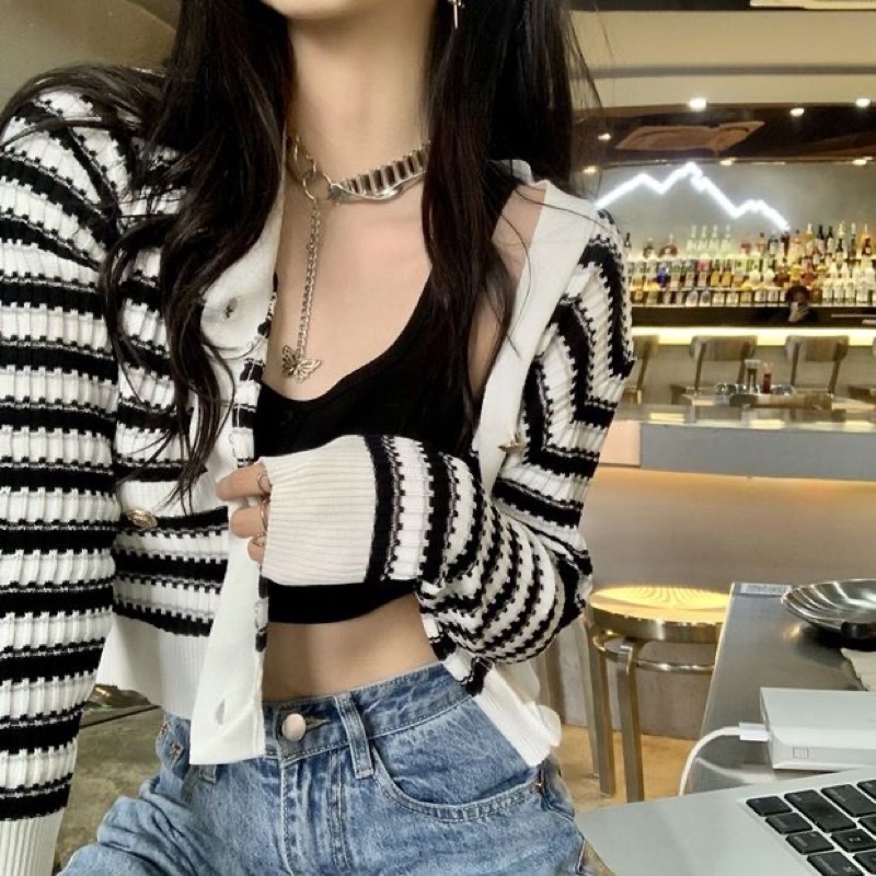 Áo cardigan kẻ trắng đen dáng ngắn