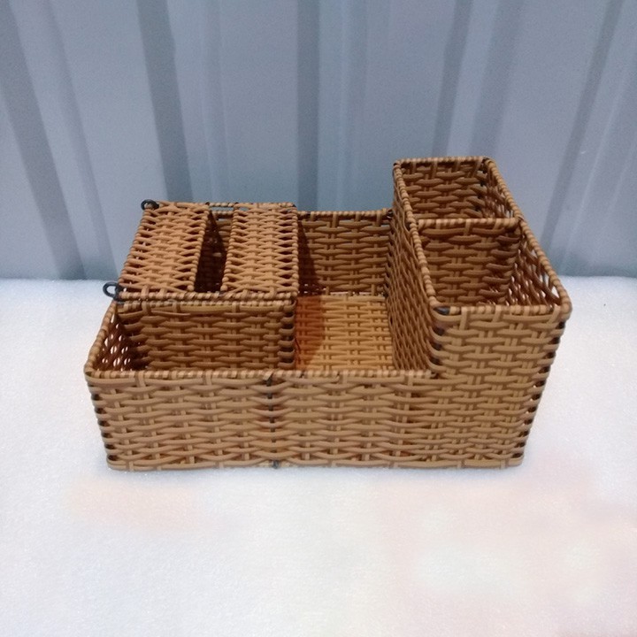 Khay mây nhựa đựng giấy ăn, đũa, muỗng, lọ gia vị, lọ tăm.