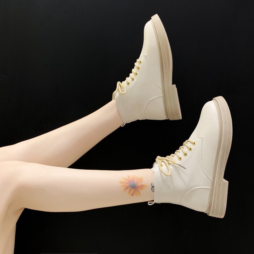 Boot Nữ Da Lì Khuy Xỏ Lỗ Vàng Dây Buộc Trước Đế Bằng Nổi Bật (BT23) | BigBuy360 - bigbuy360.vn