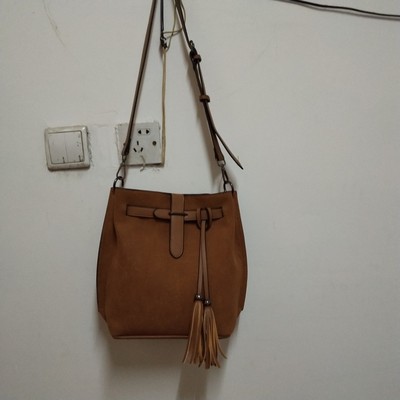 Túi da lộn đeo chéo kèm dây tua rua màu cực tây - P029