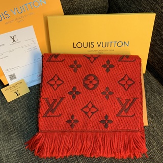 Khăn Lv len đỏ tươi
