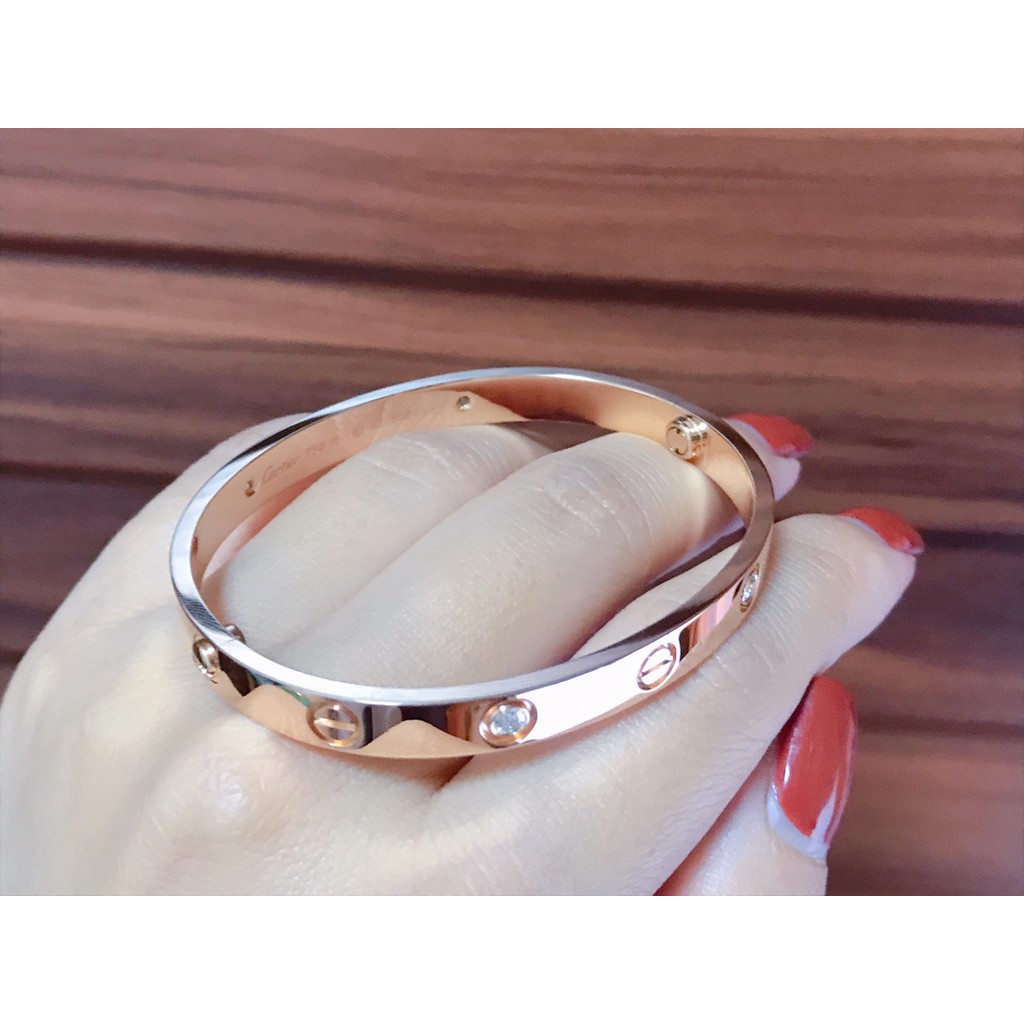 Vòng tay kim loại mạ vàng 18k thiết kế độc đáo cho cặp đôi