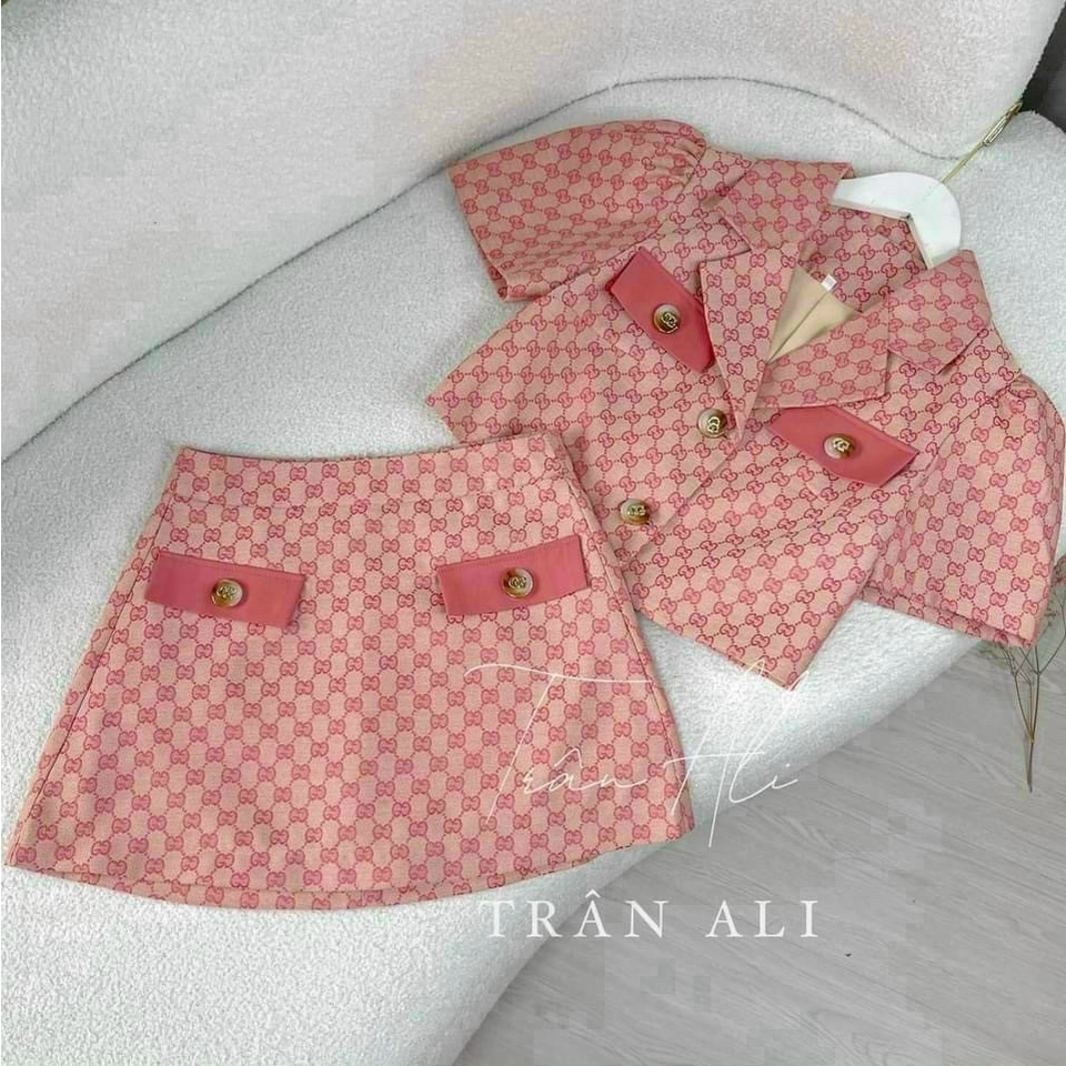 Set váy nữ cổ vest croptop họa tiết chữ đính nút thích hợp cho các nàng đi dự tiệc hoặc đi làm sang chảnh, xinh xắn