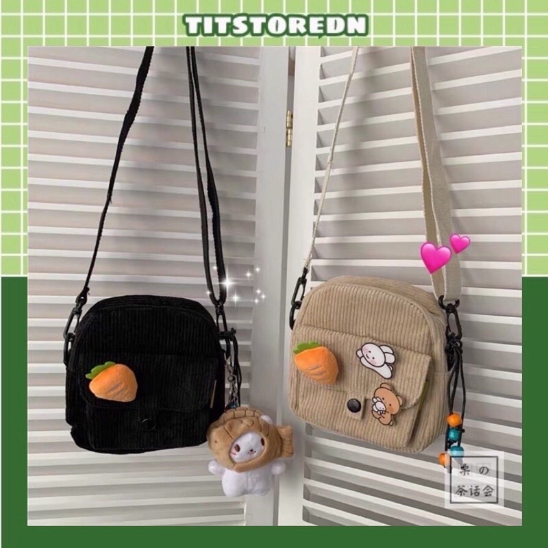 Túi đeo chéo size nhỏ vai tikke kem ghim cài hình carot (hình thật)