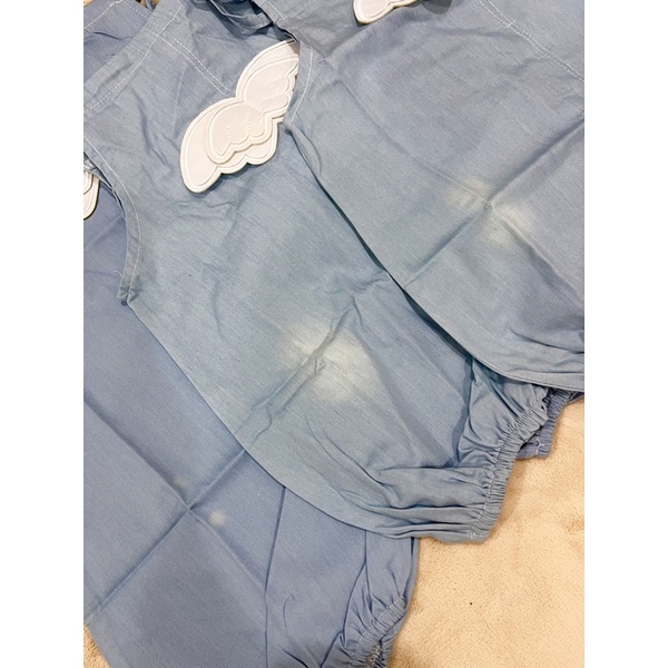Quần yếm denim wash màu, mỏng mát cho bé trai bé gái, thấm hút tốt, phối cánh thiên thần.