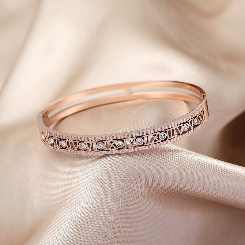 Vòng tay ovan titan la mã siêu đẹp ( đường kính 6 cm )