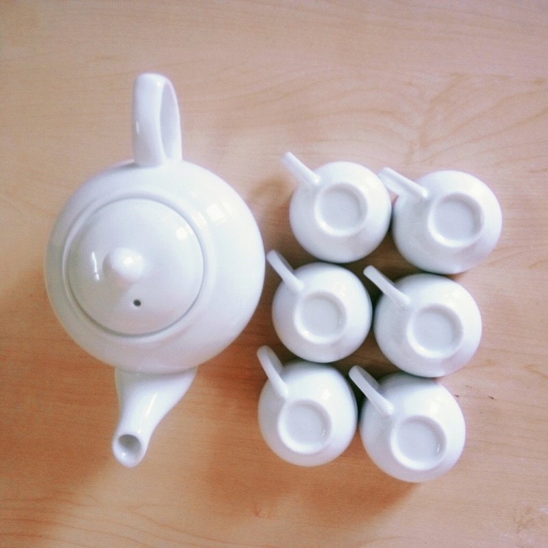 Bộ ấm  trà bát tràng hàng  dáng  ấm  bầu  thấp cỡ dung tích  ấm ~450ml +6 chén  uống nước  có  tai  cầm