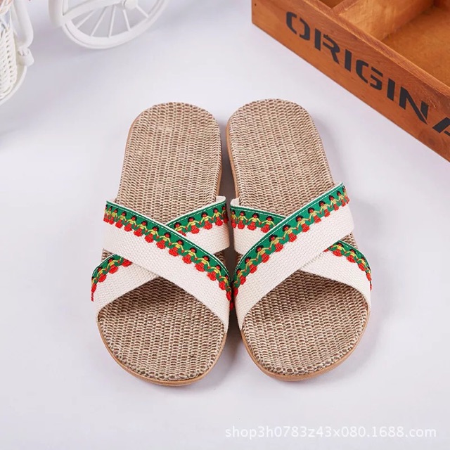 [Mẫu mới] Dép cói quai chéo họa tiết tua rua mini