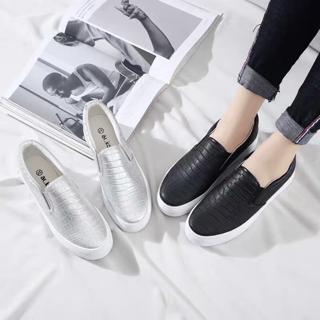 Giầy slip on hoạ tiết da rắn, hai mầu đen bạc, đôn đế 3,5cm. Rất nhẹ và êm