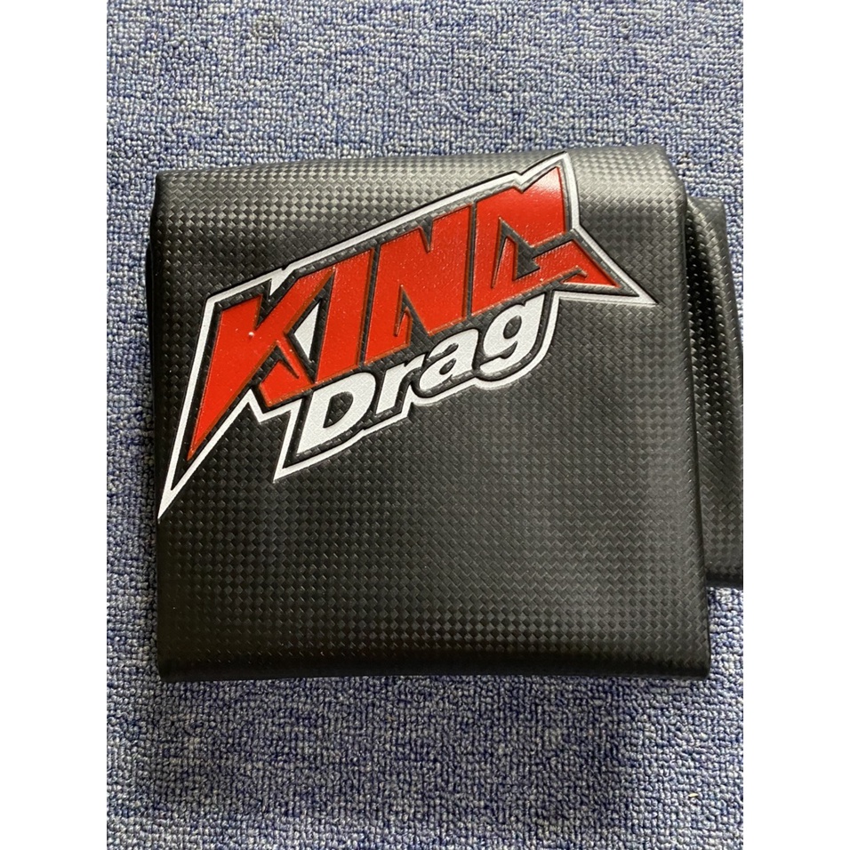 Bao da yên King Drag carbon chữ nhỏ không trơn trợt, chống thấm cho tất cả xe máy