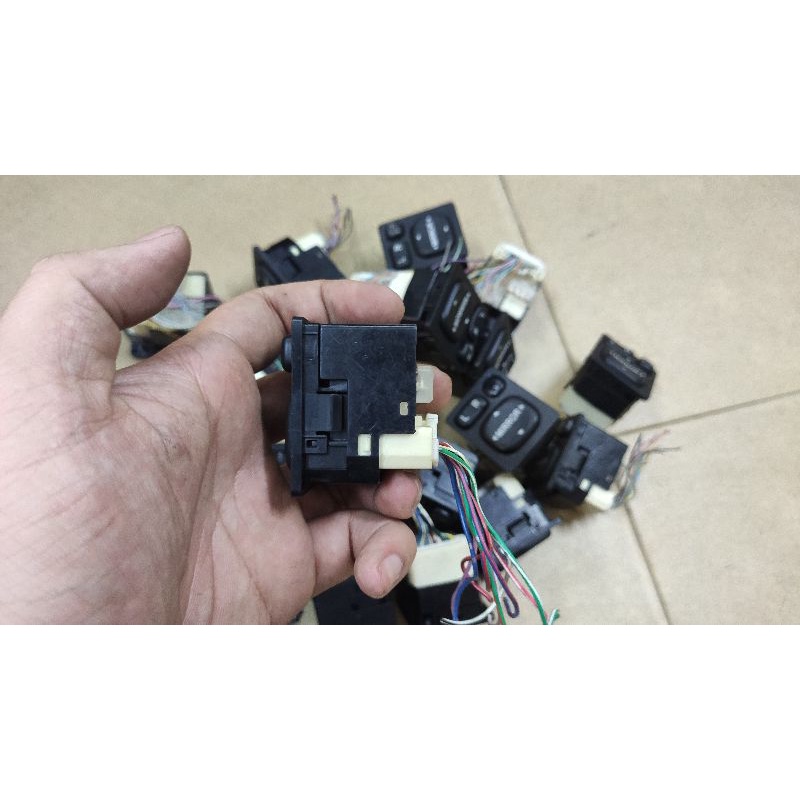 Công tắc chỉnh mặt gương Toyota bãi xịn cắm giắc gin
