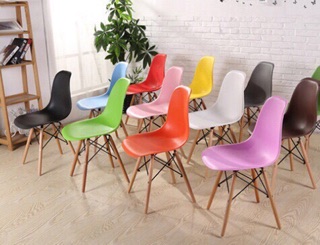 Ghế nhựa Eames chân gỗ đan