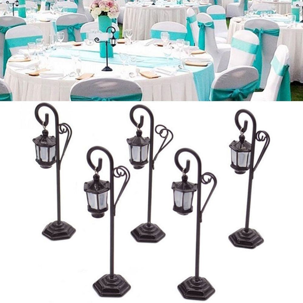 Giá đỡ bảng tên đặt chỗ thiết kế hình cột đèn thích hợp trang trí bàn tiệc cưới